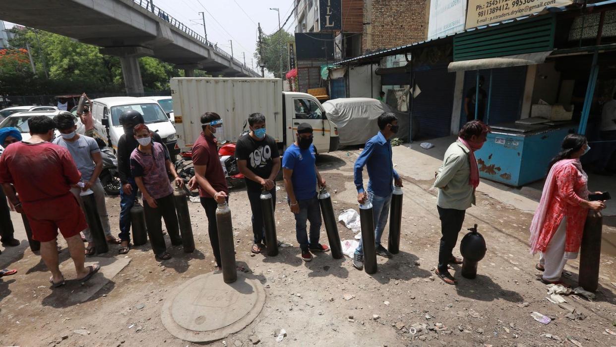 Menschen stehen in Neu-Delhi Schlange, um Sauerstoffflaschen aufzufüllen.