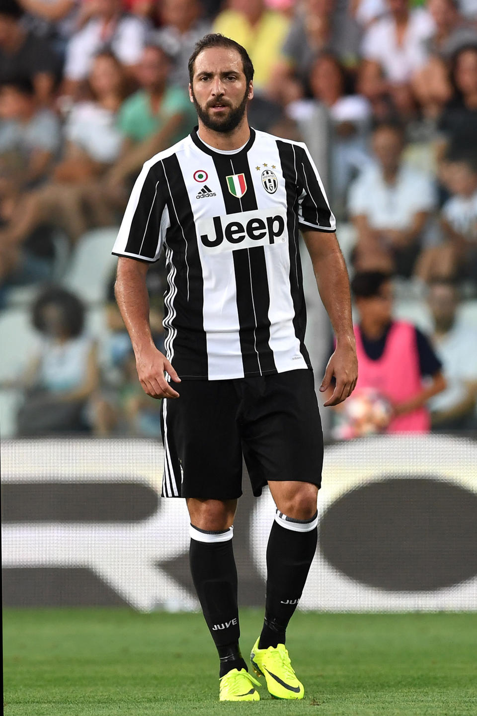 Stürmerstar Gonzalo Higuaín gibt das Trikot vom SSC Neapel ab und wird zukünftig in den Farben von Juventus Turin auf dem Platz auflaufen. Der italienische Verein hat 90 Millionen Euro für den Stürmer und argentinischen Nationalspieler bezahlt.