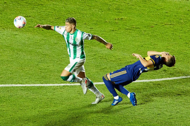 Nicolás Capaldo acusa un golpe de Martín Payero durante el partido entre Boca y Banfield por la final de la Copa Diego Maradona.