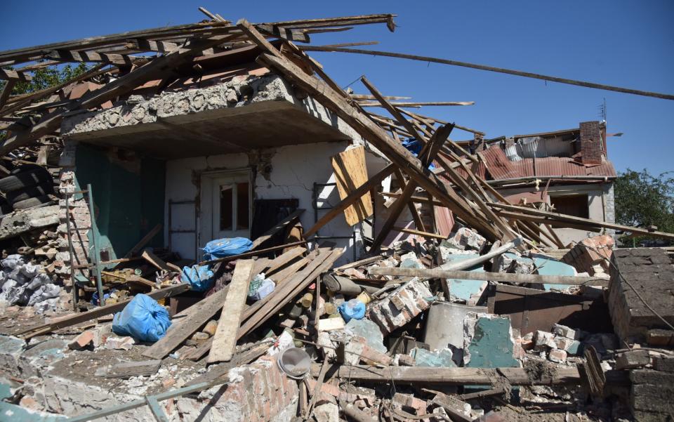 Zerstörte Häuser, nachdem russische Raketen das Dorf Stavchany in Lemberg getroffen hatten