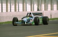 Der blau-grüne Benetton: Beim Anblick dieses Boliden bekommen Formel-1-Nostalgiker und insbesondere Schumi-Fans immer noch feuchte Augen. In diesem Dienstwagen wurde Michael Schumacher (hier beim großen Preis von Spanien in Jerez) 1994 erstmals Weltmeister. In dieser Saison gewann er acht von 14 Rennen. (Bild: Mike Hewitt / Allsport / Getty Images)
