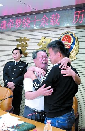 Tears of joy streamed down from the faces of the father and son who were finally reunited after 13 years. Source: Guangzhou Daily