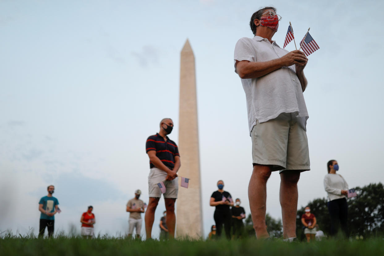 Mahnwache für die US-amerikanischen Corona-Toten in der Nähe des Washington Monument (Bild: Reuters/Tom Brenner)