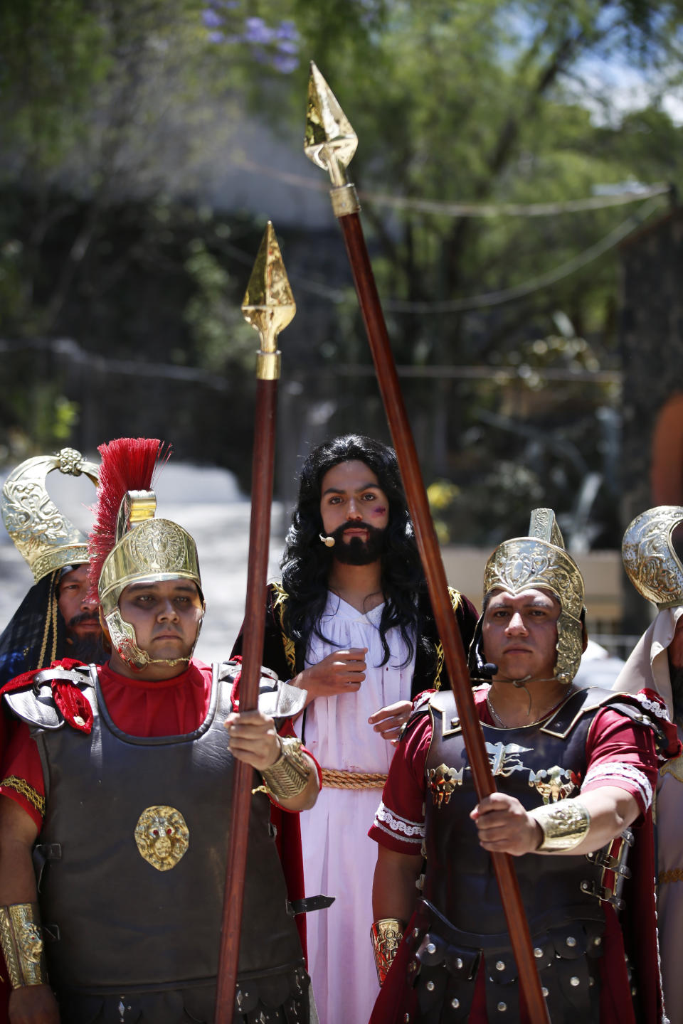 Brando Neri Luna interpreta el papel de Jesucristo mientras lo escoltan dos hombres vestidos de soldados romanos durante la Pasión de Iztapalapa, en las afueras de la Catedral, en las afueras de la Ciudad de México, el viernes 2 de abril de 2021, en medio de la nueva pandemia de coronavirus. Para ayudar a prevenir la propagación del COVID-19, la recreación más famosa de América Latina de la crucifixión de Cristo se cerró al público y se transmitió en vivo para que la gente pudiera verla en casa, por segundo año consecutivo. (AP Foto/Marco Ugarte)