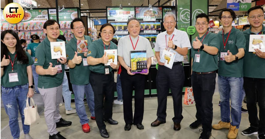 大成集團董事長韓家宇（中）、副總裁韓家寅（左四）兄弟檔，在台北寵物展中，熱情推銷最新的寵食品牌。（圖／方萬民攝）