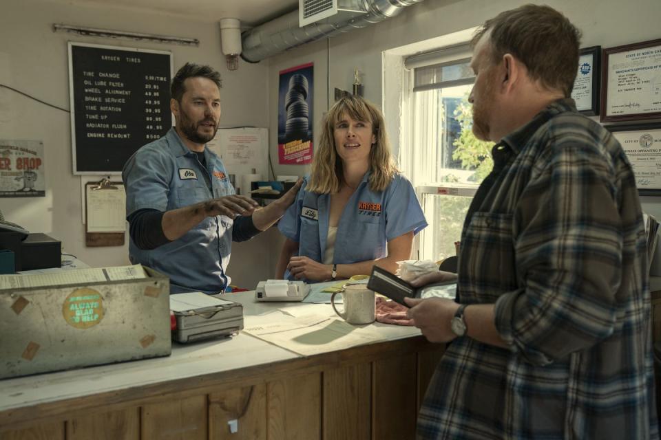 painkiller l to r taylor kitsch as glen kryger, carolina bartczak as lily kryger in episode 102 of painkiller cr keri andersonnetflix © 2023