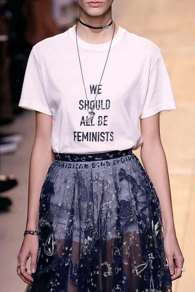 Le T-shirt qui fait passer un message sur le podium