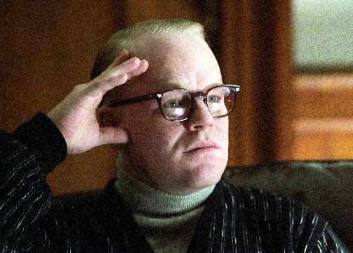 En esta imagen difundida por Sony Pictures Classics, Philip Seymour Hoffman encarna al autor Truman Capote en una escena de "Capote". La policía dijo que Seymour Hoffman fue hallado muerto en su apartamento en Nueva York el domingo 2 de febrero del 2014. Tenía 46 años. (AP Foto/Attila Doroy, Sony Pictures Classics, Archivo)