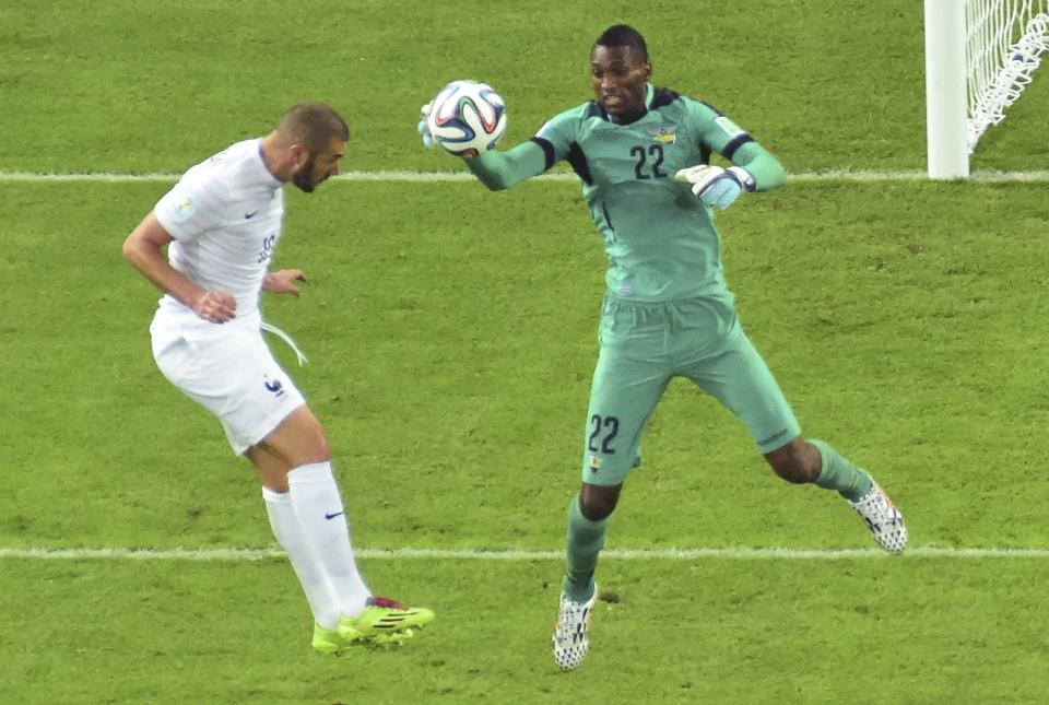 Ecuador's goalkeeper Alexander Dominguez (R) makes a save near France's Karim Benzema during their 2014 World Cup Group E soccer match at the Maracana stadium in Rio de Janeiro June 25, 2014. REUTERS/Francois Xavier Marit/Pool (BRAZIL - Tags: SOCCER SPORT WORLD CUP)