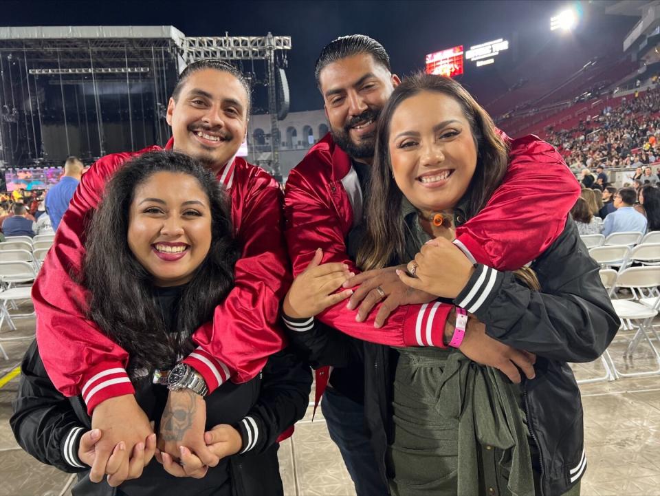 Luciendo sus chamarras de Los Bukis, estos jóvenes asistieron para recordar