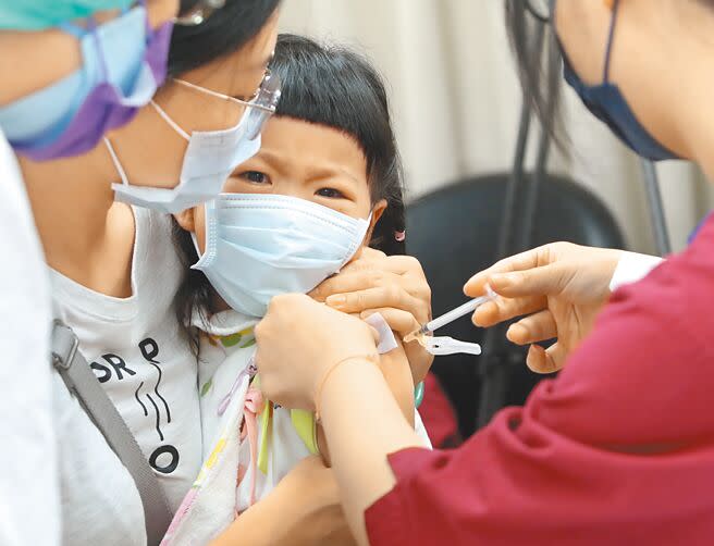 台北市幼兒莫德納疫苗21日開打，在北市婦幼醫院的新冠肺炎疫苗接種站一位小朋友在家人的陪伴下，忍住疼痛眼眶泛淚的接種。（鄭任南攝）