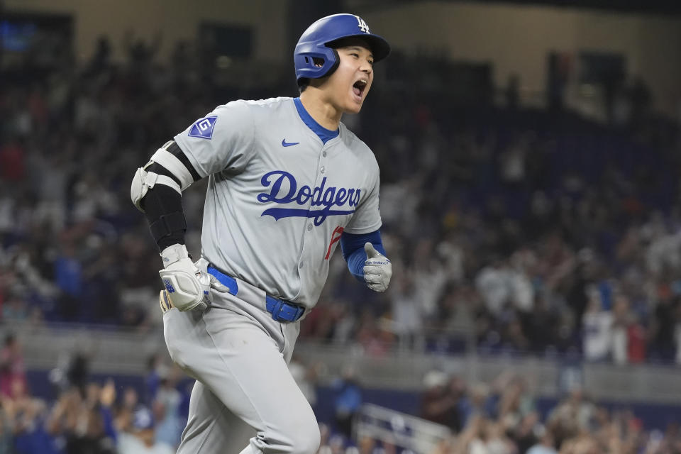 Shohei Ohtani (17) z Los Angeles Dodgers reaguje po zdobyciu 50. home runa w sezonie w siódmej rundzie meczu baseballowego przeciwko Miami Marlins, czwartek, 19 września 2024 r., w Miami. (AP Photo/Marta Lavandier)