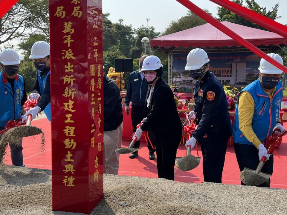 彰化縣長王惠美（右三）等人為員林警分局萬年派出所新建辦公廳舍動土。（記者吳東興攝）