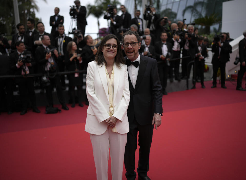 Ethan Coen y Tricia Cooke posan al llegar al estreno de su documental "Jerry Lee Lewis: Trouble in Mind" en la 75a edición del Festival Internacional de Cine de Cannes, el domingo 22 de mayo de 2022 en Cannes, Francia. (Foto AP/Daniel Cole)