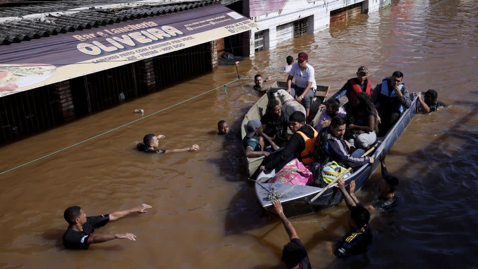 People being rescued in Canoas. - Amanda Perobelli/Reuters