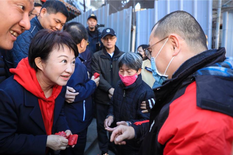 大年初二，盧秀燕上午8時接連前往大甲鎮瀾宮、清水紫雲巖、潭子得天宮參拜祈福，沿途發送龍年小紅包；47歲的林先生一早6時30分便在大甲鎮瀾宮排隊，順利領到頭香小紅包。（中市府提供／潘虹恩台中傳真）