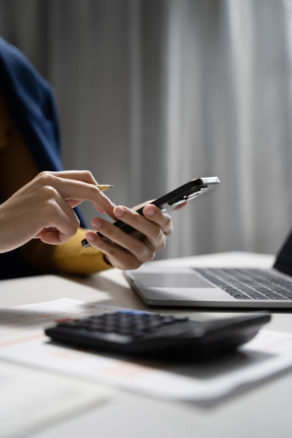 Glasgow Times: Here's how you can save money on your phone contract.  (Getty Images)