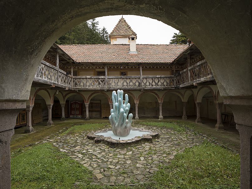 Diana Policarpo, Fuente de Anguane, 2024. Escultura de técnica mixta. 280 x 120 x 120 cm. // Fuente de Anguane, Arroyo (COBRACORAL), 2024. Instalación de audio de 6 canales mú