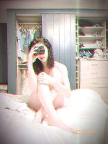 Alex Daddario Porn - Alexandra Daddario Shares Artistic Nude Picture on Instagram During  Mountain Getaway