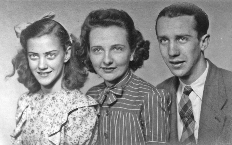 Atkins with her mother, Annie, and father, Arthur