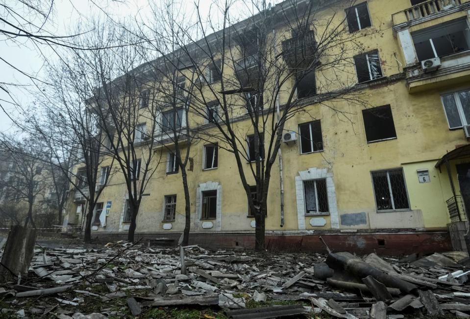 Maisons détruites par une frappe militaire russe à Dnipro jeudi (REUTERS)