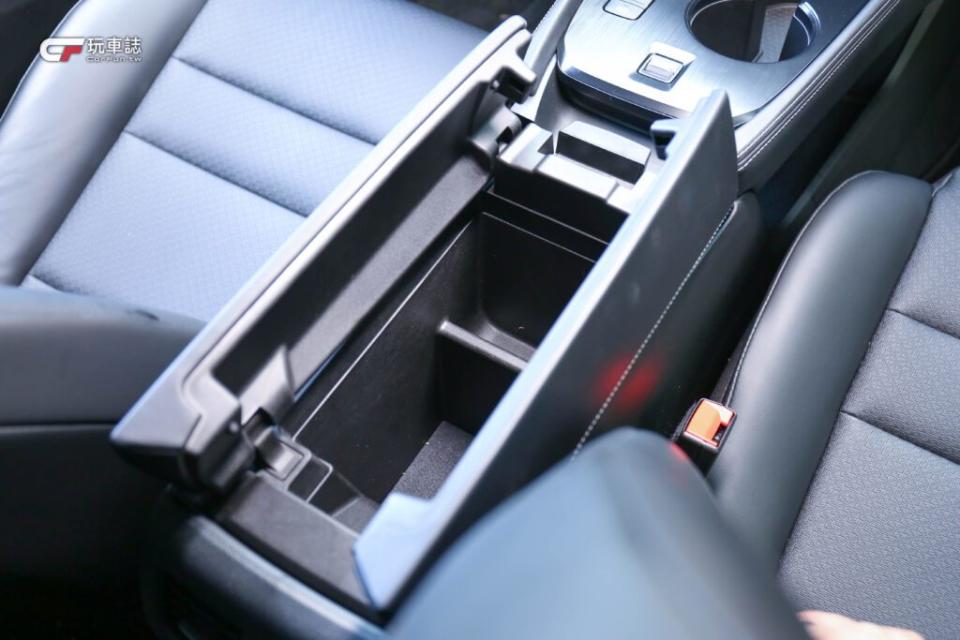 X-Trail輕油電前座中央扶手採高級車慣用的左右對開式設計。(攝影：蔣鎮宇)