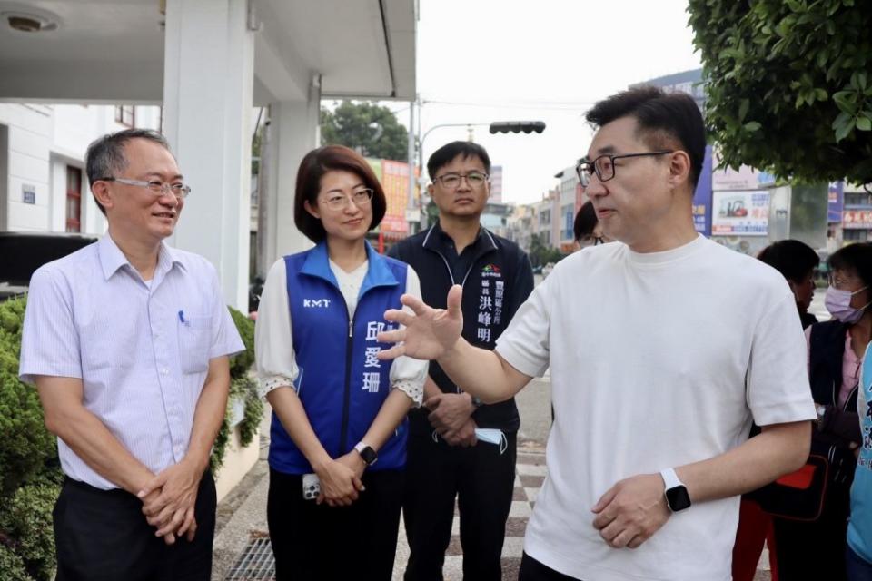 台三線部分路面凹凸不平，立委江啟臣爭取台三線一六四至K一七二K路段修繕經費。（記者徐義雄攝）