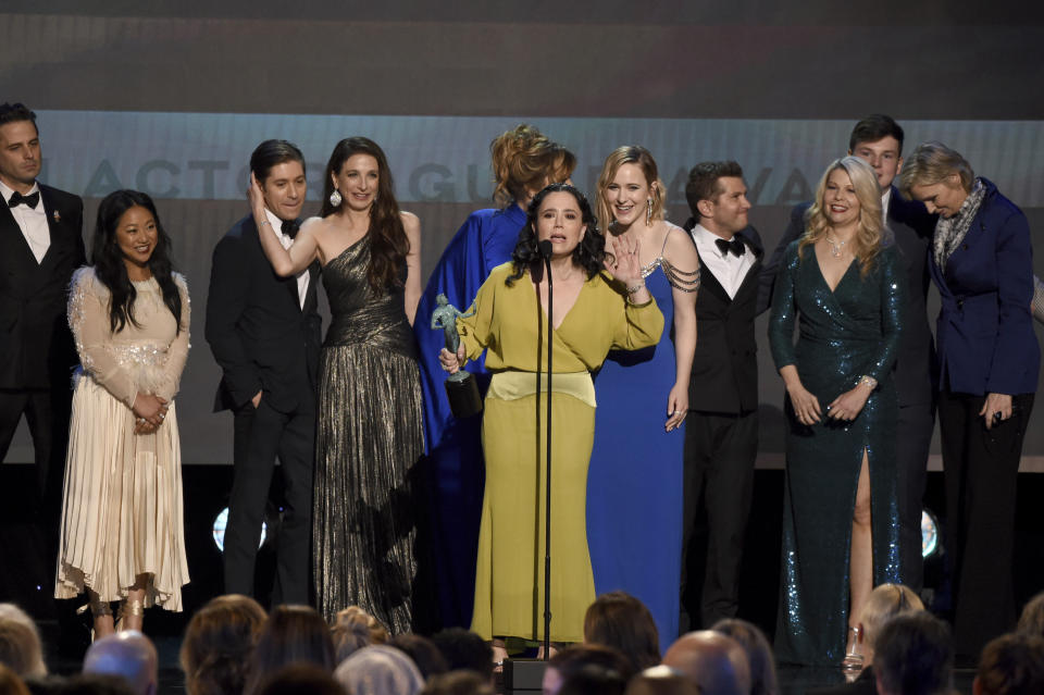 El reparto de "The Marvelous Mrs. Maisel" recibe el Premio SAG al mejor elenco de una serie de comedia el domingo 19 enero del 2020 en Los Angeles. (AP Foto/Chris Pizzello)