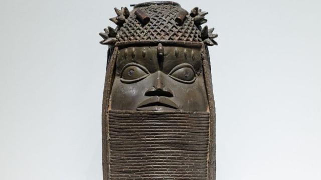 A &#39;Memorial Head&#39; (Unhunmwun elau, Nigeria, Benin Kingdom, collected in Nigeria and acquired 1898 from Edouard Schmidt) is displayed as part of an exhibition on the &#39;Benin Bronzes&#39; during a press preview of new exhibition halls ahead of their opening in the east wing of the new Berlin Palace Humboldt Forum in Berlin on September 15, 2022