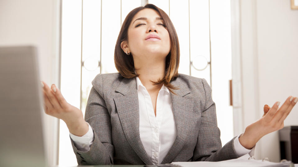 Respira hondo y relativiza. Tu trabajo no debería ser lo más importante de tu vida. (Foto: Getty)