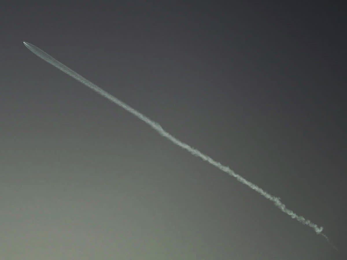 A SpaceX Falcon 9 rocket with a payload of 53 Starlink satellites is seen above Lawndale, California, after being launched from Vandenberg Space Force Base, on 27 October, 2022 (Getty Images)