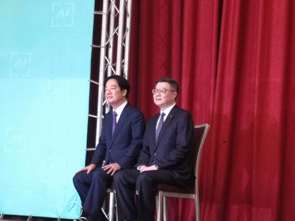 總統當選人賴清德(左)10日宣布新政府首任行政院長由前民進黨主席卓榮泰(右)擔任。(劉玉秋攝)