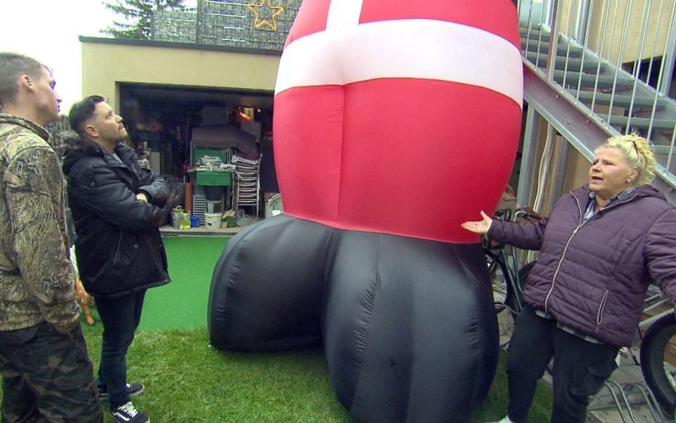 Und das ist nur der Unterbau: Die Wollnys streiten sich um die größte Weihnachtsdeko, die sie je hatten.  (Bild: RTLZWEI)