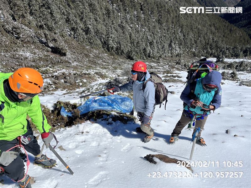 搜救隊接觸到罹難者，準備吊掛下山。(圖/民眾提供)