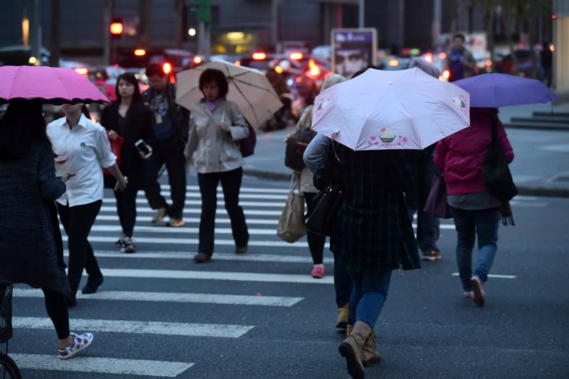 ▲東北季風增強，北部東北部仍有雨，各地氣溫明顯下降。（圖／NOWnews攝影中心）