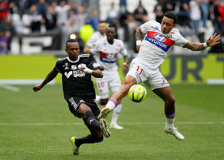 Soccer Football - Ligue 1 - Olympique Lyonnais vs Amiens SC - Groupama Stadium, Lyon, France - April 14, 2018 Amiens' Khaled Adenon in action with Lyon's Memphis Depay REUTERS/Emmanuel Foudrot