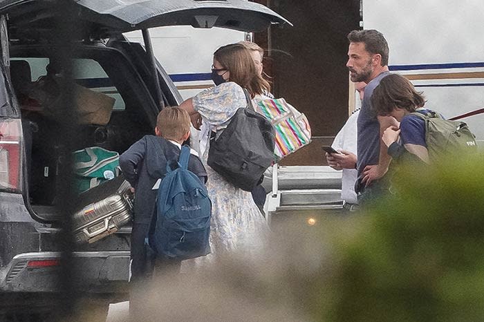 Ben Affleck con sus hijos en un jet privado rumbo a Los Ángeles