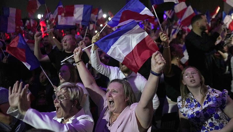 Anhänger der rechtspopulistischen Politikerin Marine Le Pen jubeln nach der Veröffentlichung der Hochrechnungen für die Parlamentswahlen am 30. Juni 2024 