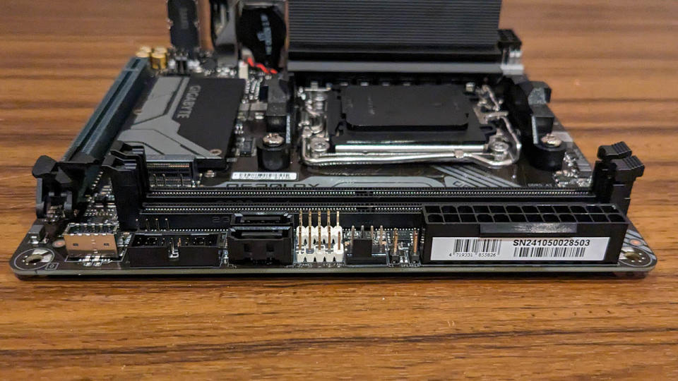 Gigabyte A620I AX case connectors