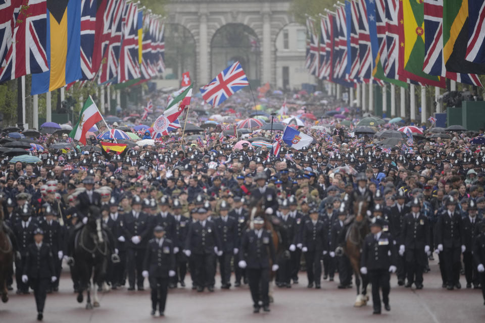 Muchedumbres de camino al Palacio de Buckingham tras la ceremonia de coronación del rey Carlos III en Londres, el sábado 6 de mayo de 2023. (AP Foto/Vadim Ghirda)