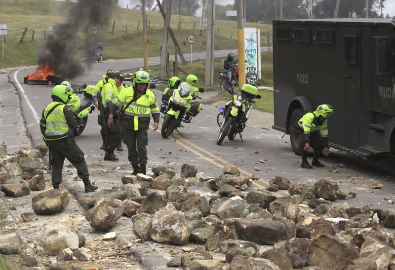 Foto de archivo. Policías despejan una carretera bloqueada en medio de una protesta en La Calera, departamento de Cundinamarca