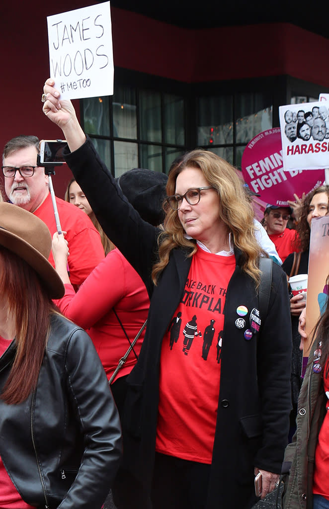 Elizabeth Perkins holds a “James Woods #MeToo” sign at the Hollywood Women’s March and Me Too protest on Nov. 12, 2017. (Photo: Perez/X17online.com)