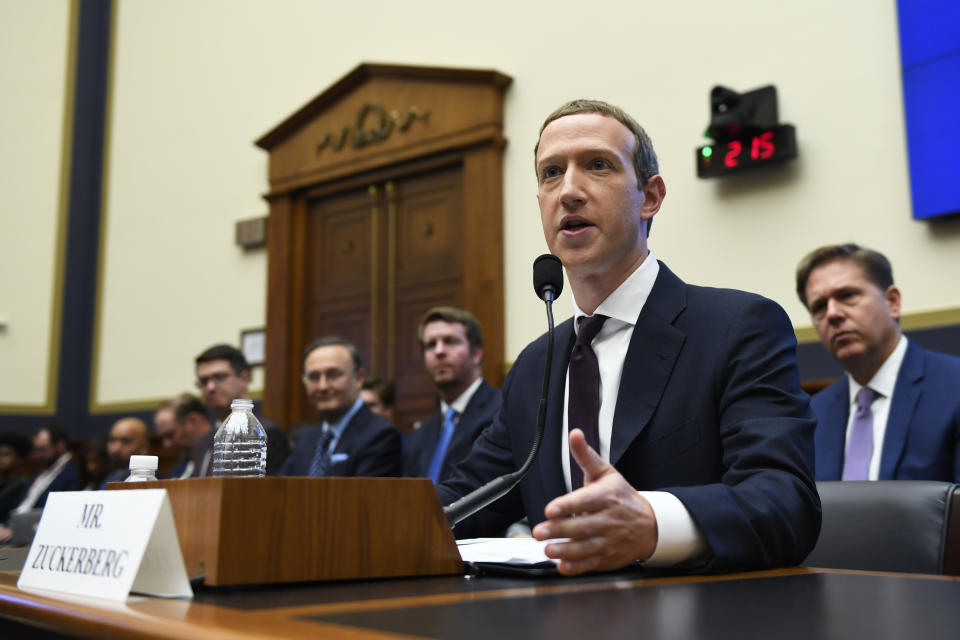 Mark Zuckerberg, director general de Facebook, da su testimonio ante la Comisión de Servicios Financieros de la Cámara de Representantes en el Capitolio, en Washington, el miércoles 23 de octubre de 2019. (AP Foto/Susan Walsh)