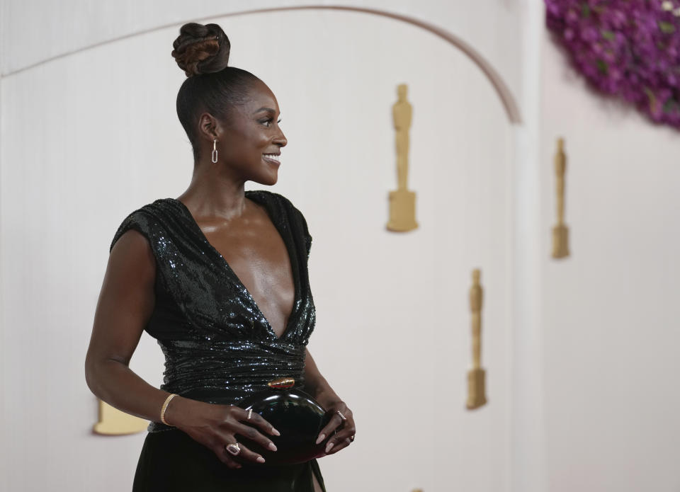 Issa Rae llega a los Oscar el domingo 10 de marzo de 2024, en el Teatro Dolby en Los Ángeles. (Foto Ashley Landis/Invision/AP)