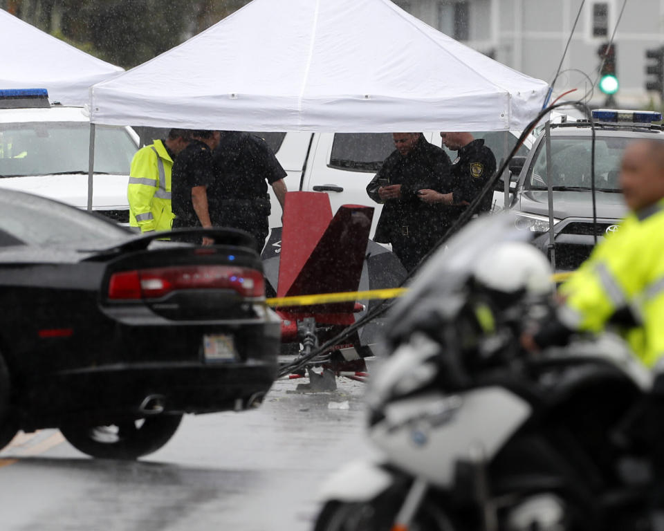 Investigators inspect the wreckage of a helicopter in Kailua on the island of Oahu on&nbsp;April 29, 2019. (Photo: ASSOCIATED PRESS)