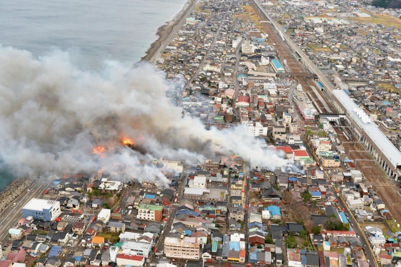 日本新潟縣糸魚川市22日上午發生火災，火勢順風蔓延150棟建築物（AP）