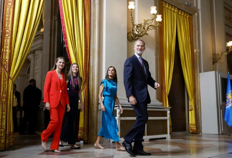 Los reyes Felipe VI y Letizia de España y sus hijas, las princesas Leonor (izq.) y Sofía, en un acto para conmemorar el décimo aniversario de su proclamación, en el Palacio de Oriente, en Madrid, el 19 de junio de 2024 (Juan Medina)