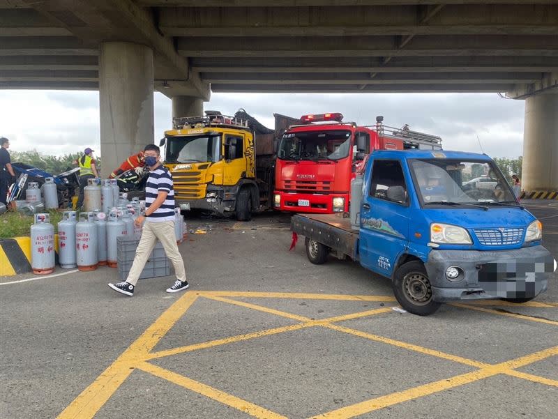 三輛載瓦斯桶的貨車卸貨中遭追撞，現場一片狼藉。(圖／翻攝畫面)