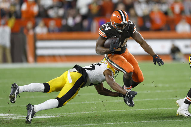 Cleveland Browns running back Nick Chubb (24) rushes for yardage during the  second half of an N …