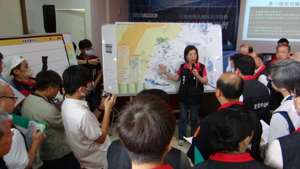 ▲宜蘭市長陳美玲說明震災頻率範圍及應變。
